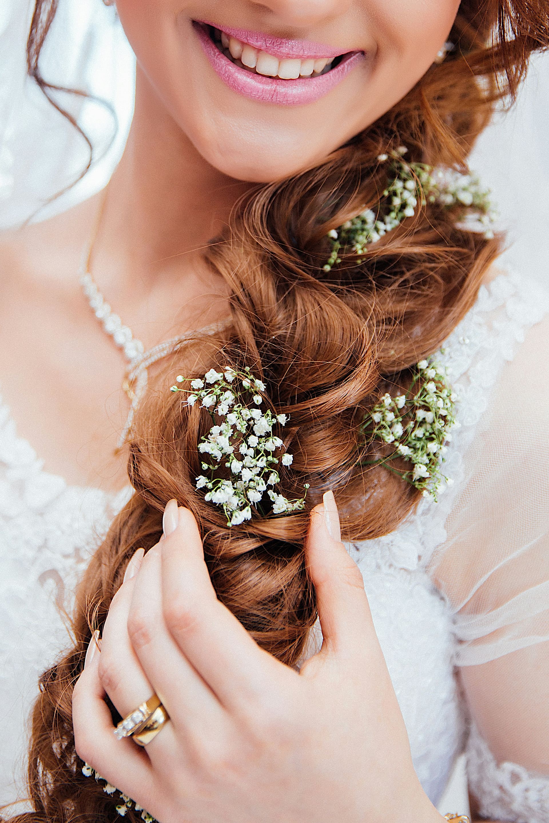 Opgestoken haar met kleine witte bloemen