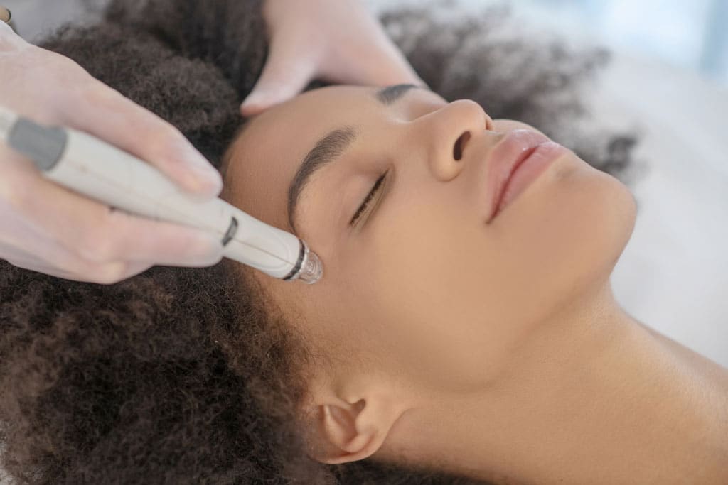 Gezichtsbehandeling met een hydrafacial-apparaat