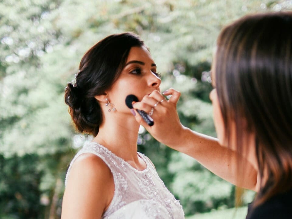 Make-up wordt aangebracht bij een bruid