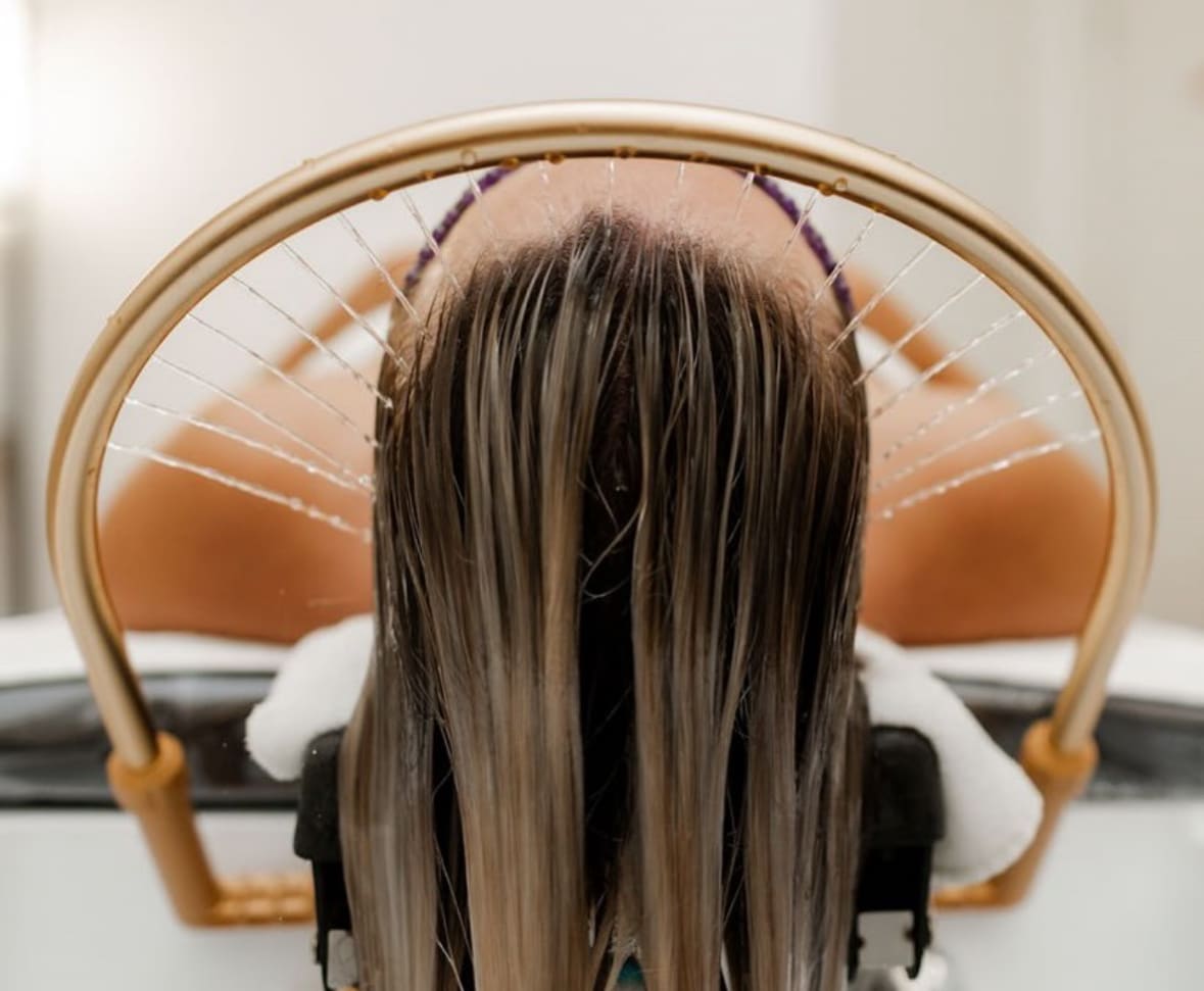 Haar en hoofdhuid onder de waterboog tijdens een Japanese Head Spa